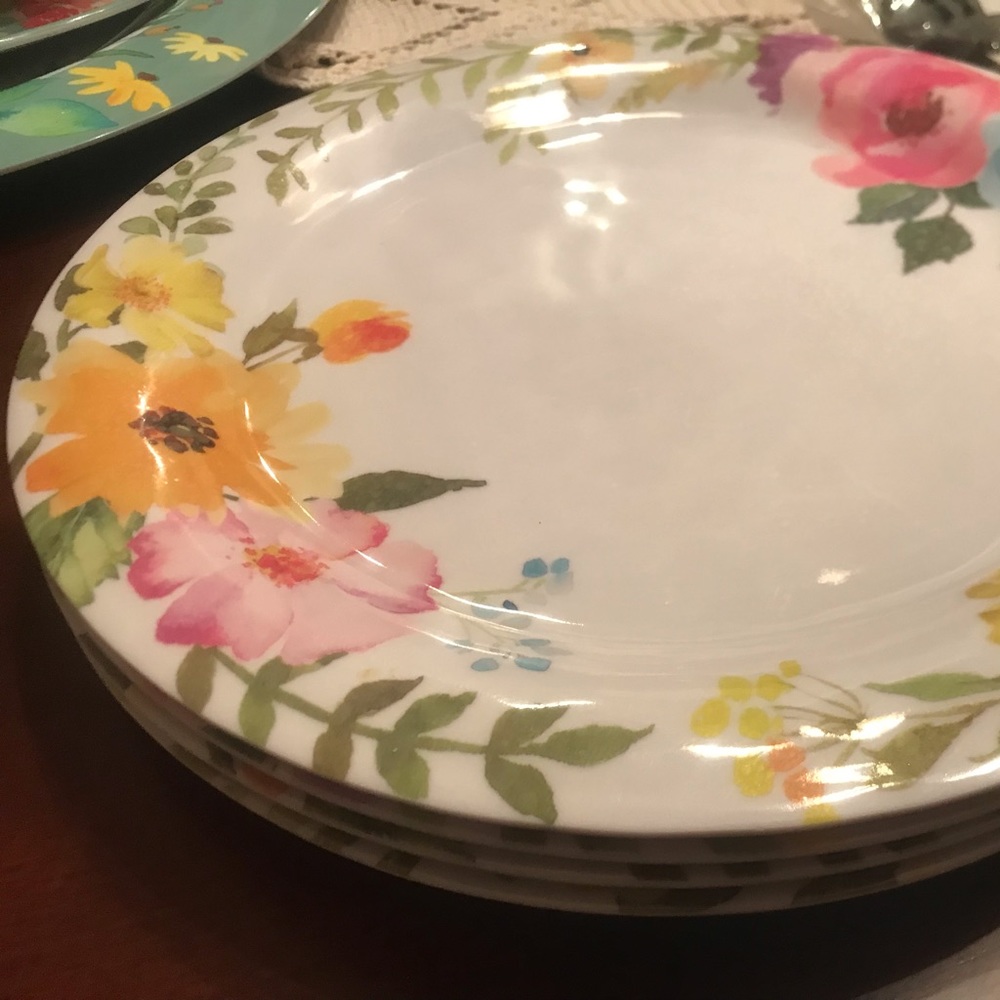 4 piece floral plastic plate set